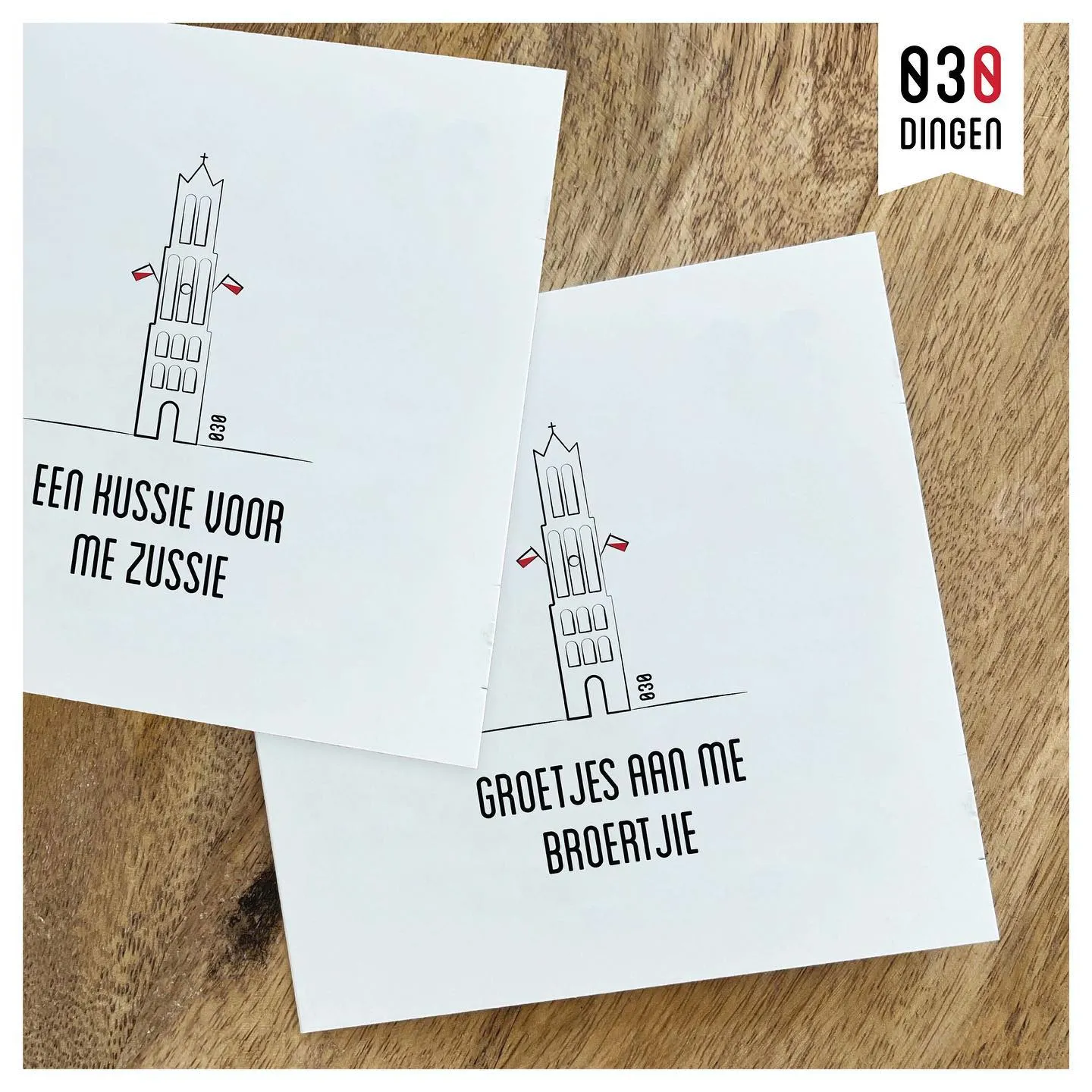 Twee Utrechtse wenskaarten met de Domtoren — "Een kussie voor me zussie" en "Groetjes aan me broertjie"