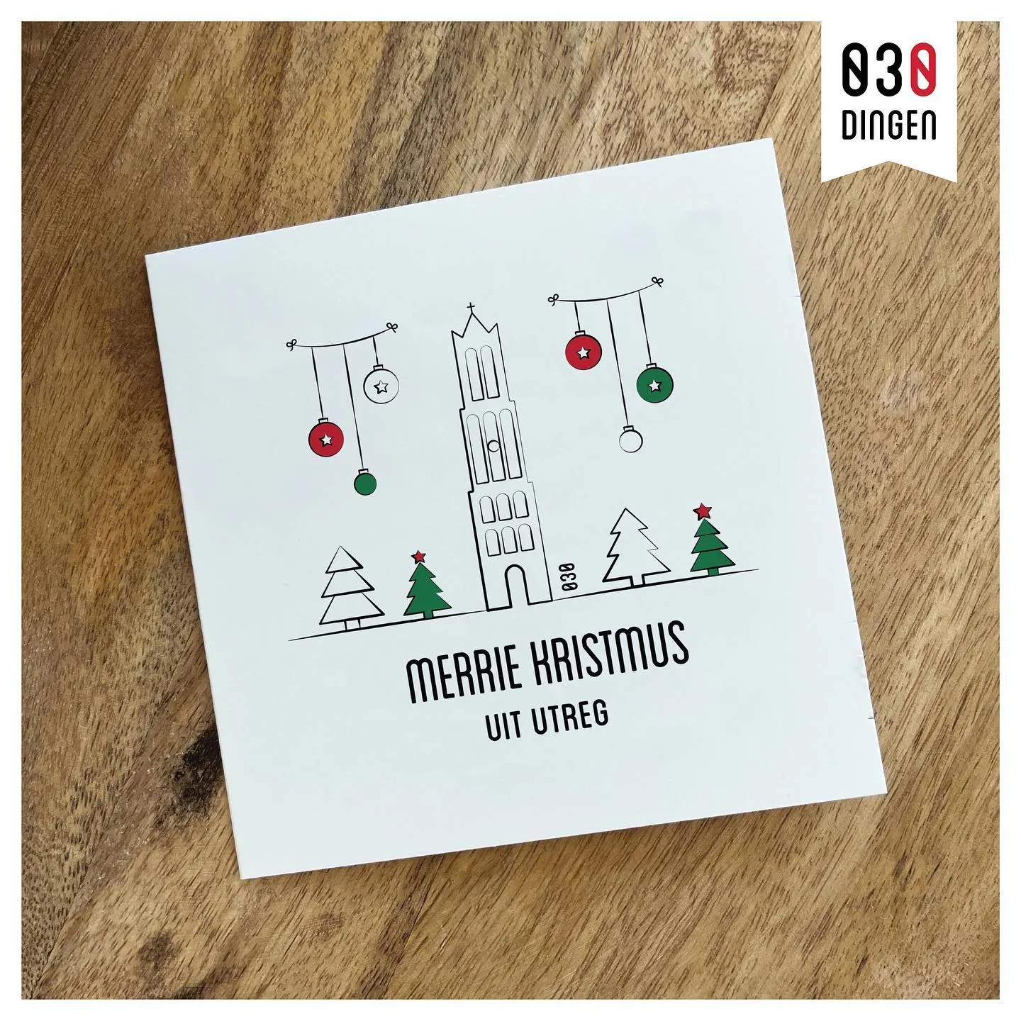 Kerstkaart met de Domtoren, kerstballen en de tekst "Merrie Kristmus uit Utreg"