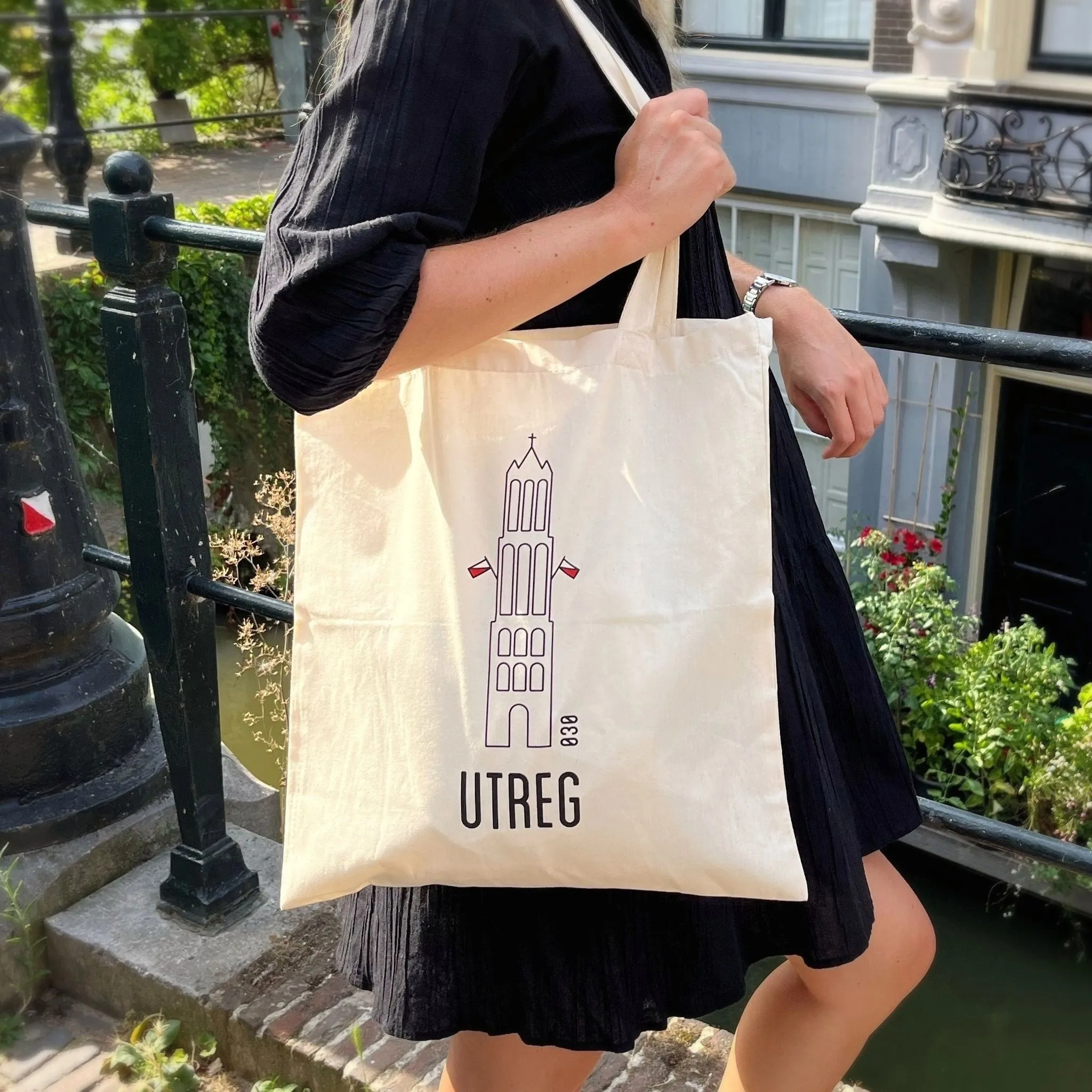 Domtoren tote bag in gebruik op straat in Utrecht
