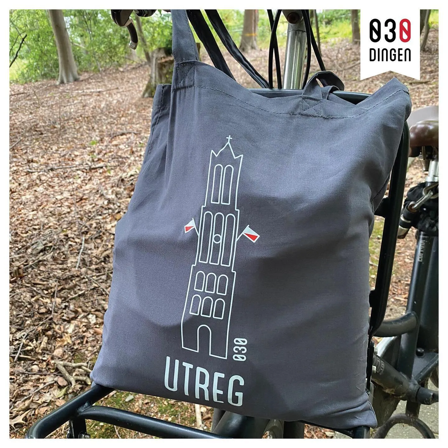 De zwarte Domtoren tote bag aan een fiets in het bos